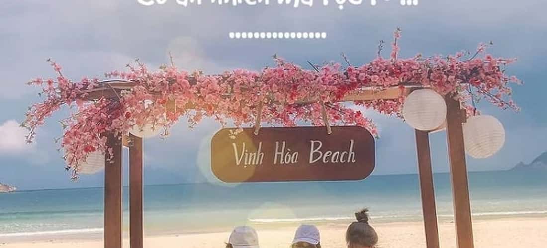 Du khách chọn đến bãi biển Vịnh Hoà để nghỉ ngơi và thư giãn, bỏ lại sau lưng tất cả muộn phiền, lo âu