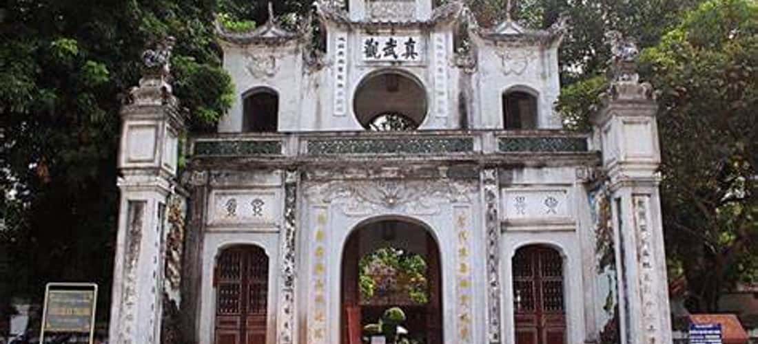 Tham quan đền Quán Thánh