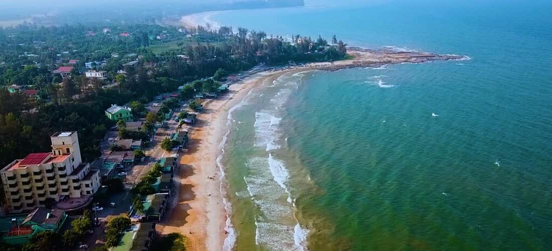 Vào những ngày thời tiết đẹp, bầu trời và mặt biển hòa thành một màu xanh trong trẻo, ngút ngàn tầm mắt khiến ai cũng phải say lòng.