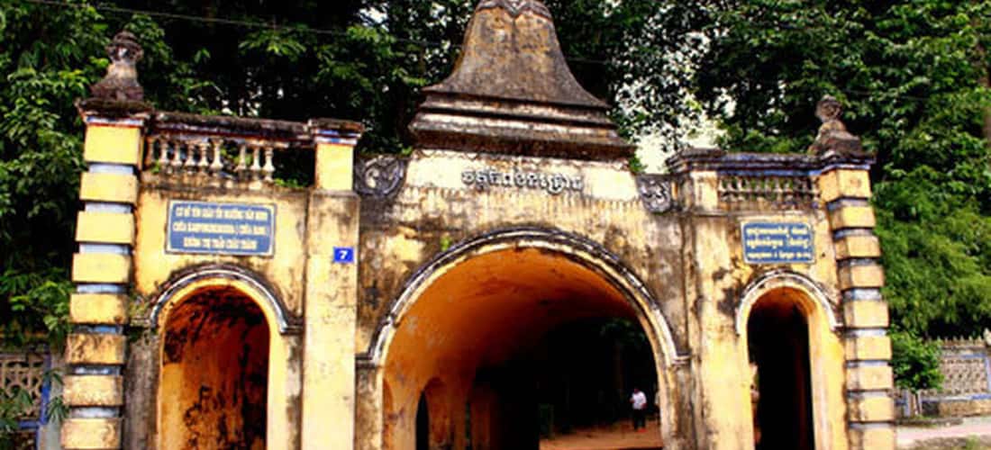因西侧门面向36省道(现54国道),呈三窟紧密相连的结构,故人们常称其为“挂塔”。其中,中门是一个大洞,两侧门是两个小洞。