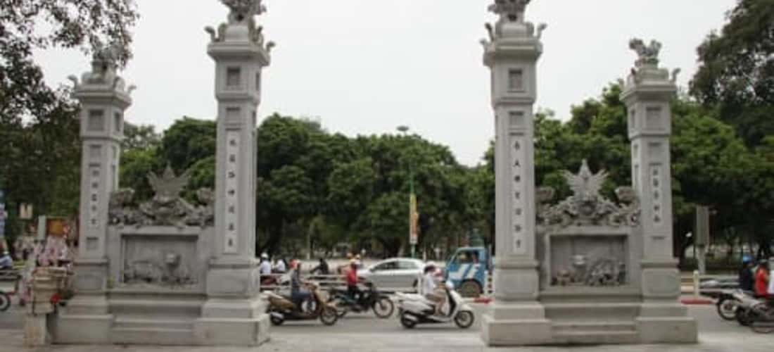 Cổng đền Quán Thánh