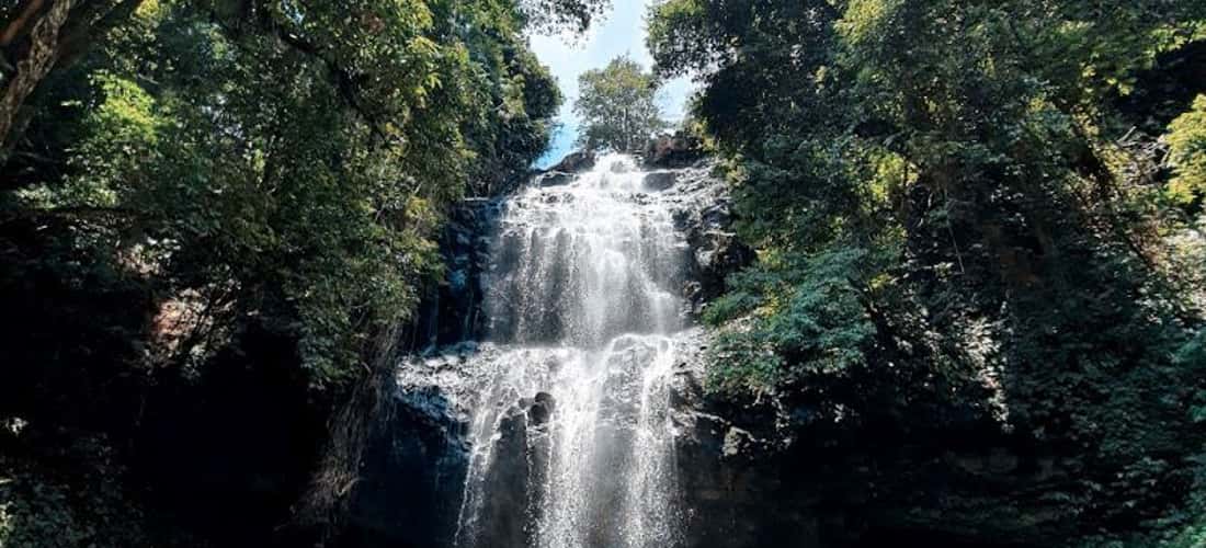 Không ồn ào hay dữ dội như con thác Liêng Nung, đến với thác nước Lưu Ly ở Đắk Nông, du khách sẽ được tận hưởng một không gian xanh tĩnh lặng với màu xanh mướt những tán cây đại thụ.
