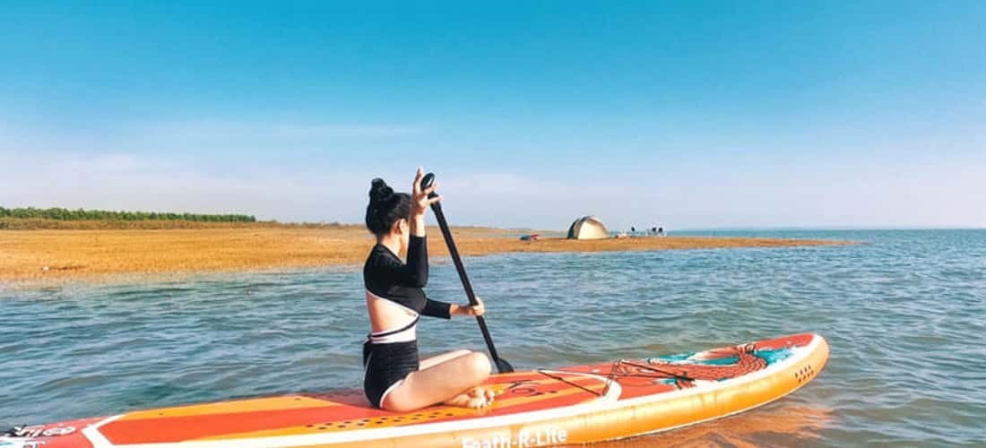 Chèo sup là một trải nghiệm vận động được rất nhiều các bạn trẻ yêu thích khi du lịch tại hồ Trị An.