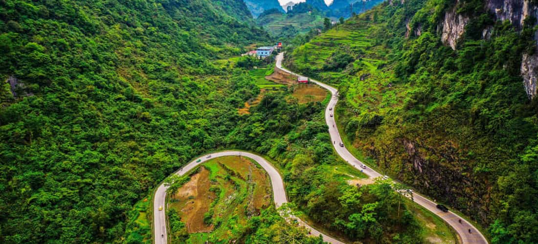 Đèo Mã Phục uốn lượn như một dải lụa vắt qua núi.