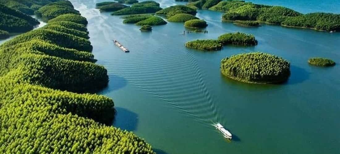 Đến đây, du khách được ngắm cảnh hồ Thác Bà xinh đẹp.