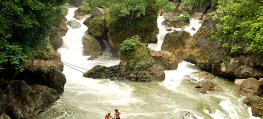 Du khách đến thăm thác Đầu Đẳng