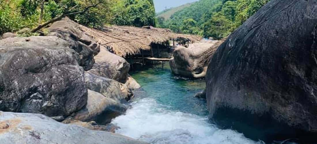 由于溪流贯穿山腰,游客可以自由探索最理想的沐浴地点。