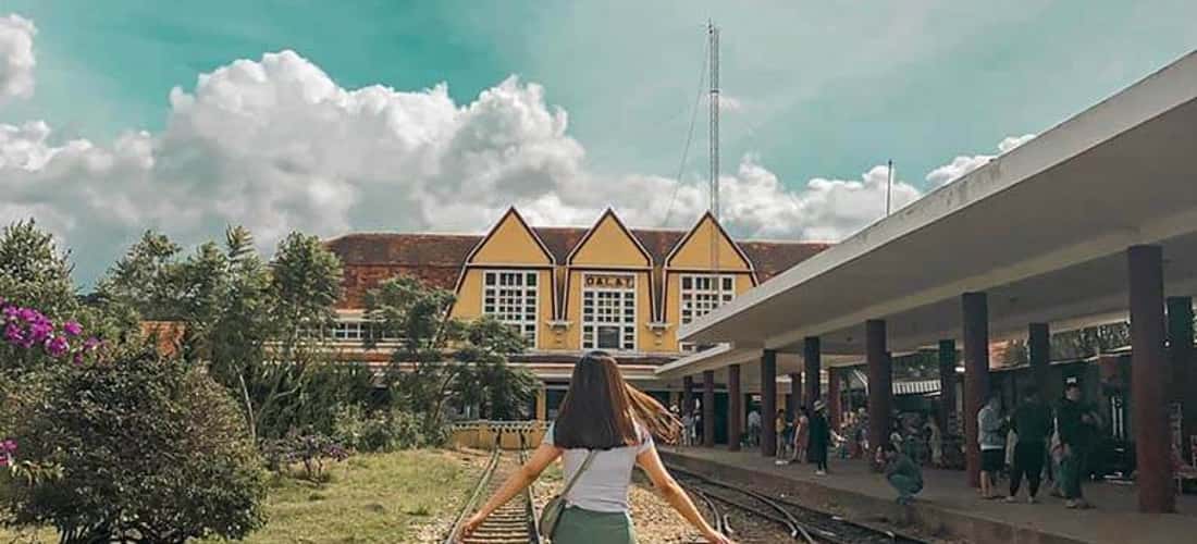 Tại đây bạn còn có thể lưu giữ bức chân dung xinh đẹp của mình qua tay nghề tuyệt đỉnh "múa bút lửa" của các bác họa sĩ.