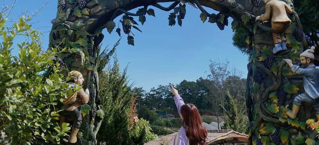 Cổng vào được trang trí vô cùng bắt mắt tại Dalat Fairytale Land