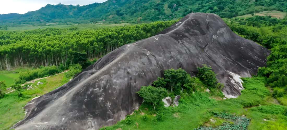母象岩山从后面看,就像一头躺在地上的巨象。