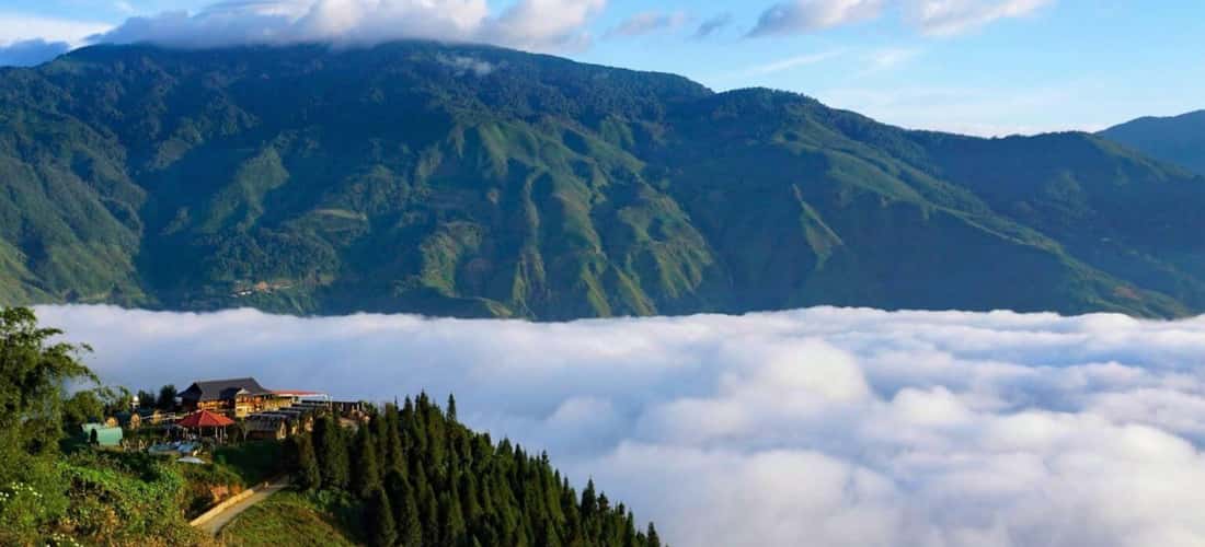 Núi rừng, biển mây như hòa quyện tạo nên bức tranh thiên nhiên hùng vĩ