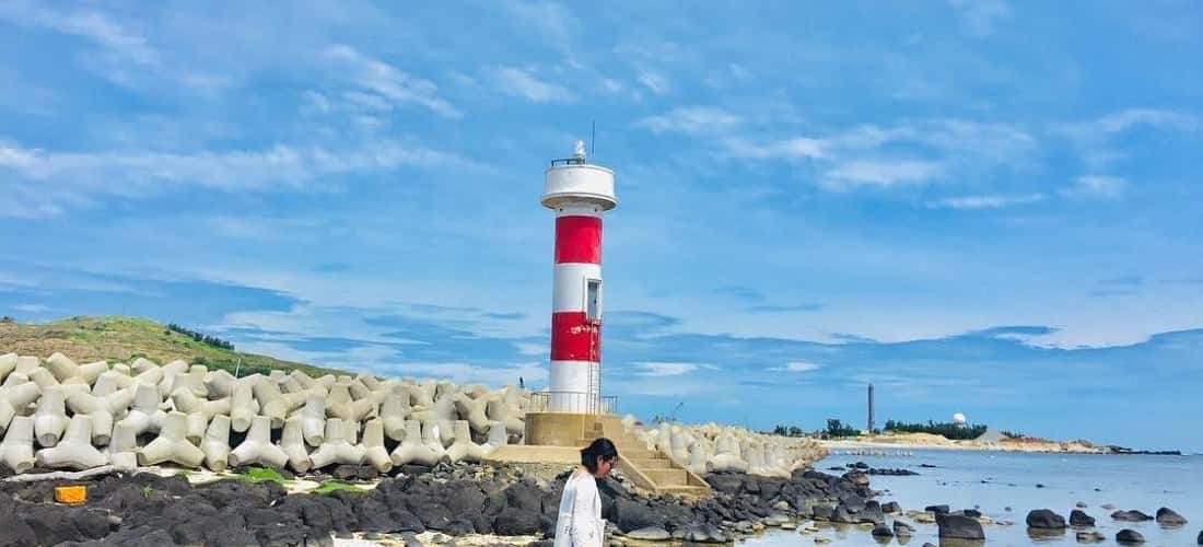 Hòn đảo có duy nhất một loài cây sinh sống là mù cu và những rừng mù cu mọc um tùm khắp nơi, tràn trên cả đá, vì thế mọi người đã lấy tên của nó để đặt cho đảo.