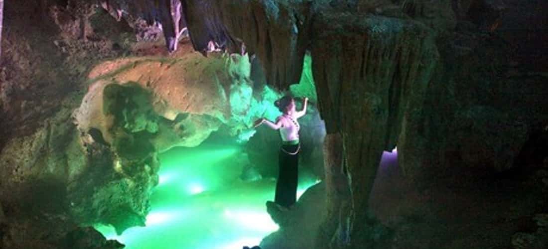Hang động nguyên sơ này là bối cảnh hoàn hảo cho du khách chụp hình cổ trang.