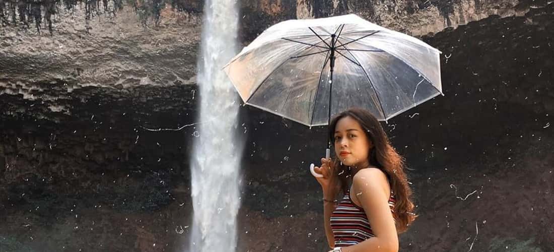 Mọi góc nhìn ở thác đều là một background "triệu like", từ rừng cây, thác nước cho đến mặt hồ xanh biếc.