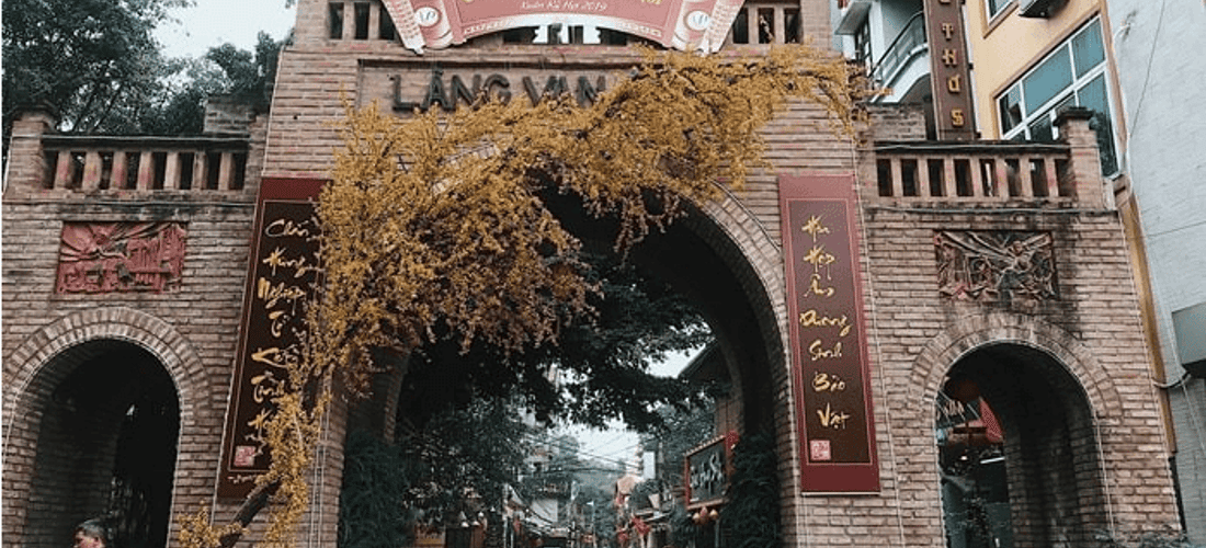 Cổng làng lụa Vạn Phúc