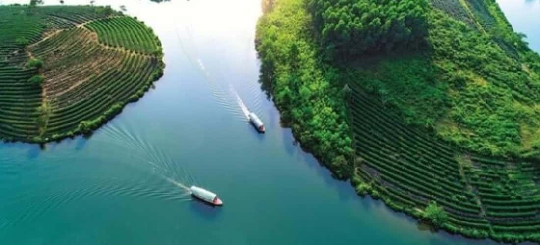 Vẻ đẹp của hồ Suối Nứa từ trên cao.