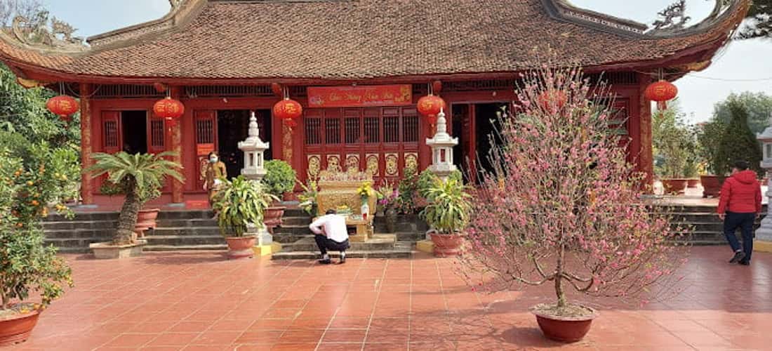 这座寺庙仍然固执,浪漫而有意义的红河优雅。