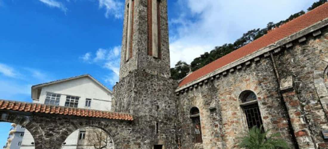 고대 돌담은 수백 살이 넘는 Tam Dao Stone Church였습니다.