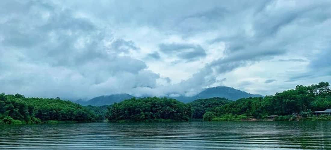 Van Hoi Lagoon被称为北部中部地区的“微型Ha Long Bay”