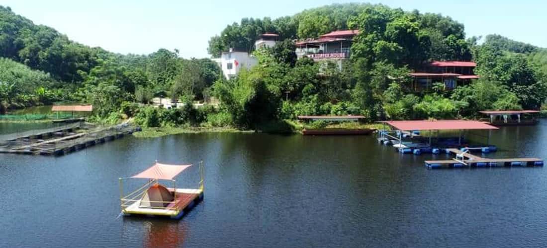 Ao Chau Lagoon의 매력적인 자연 회화 사이에서 Lac 드리프트.