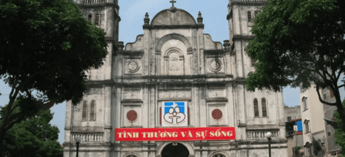 BAC NINH大教堂包括三个入口,一条主要路径和两条辅助路径