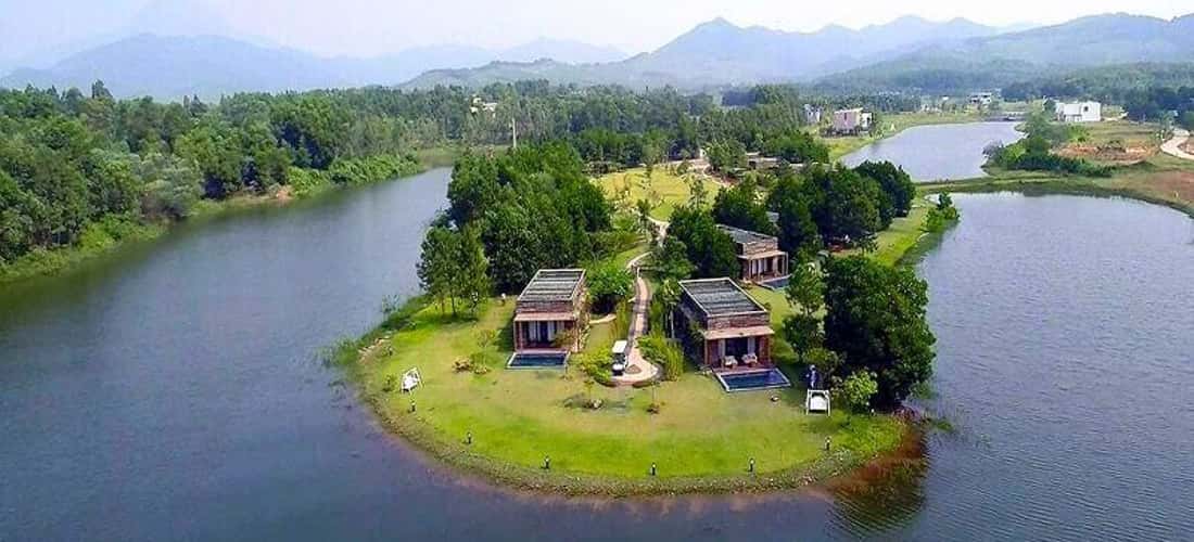 VAC连衣裙就像Vinh Yen City中心的“蓝色珍珠”一样。