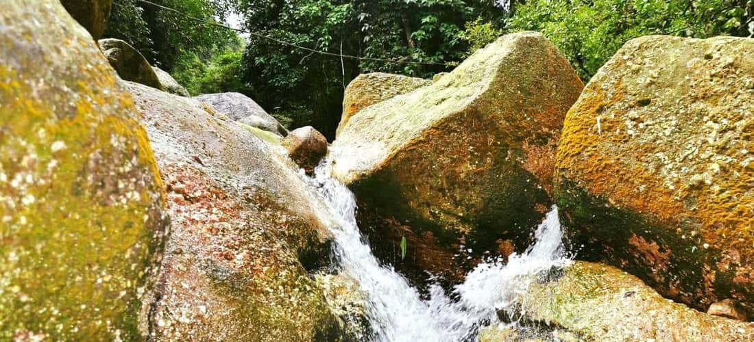 锣吊瀑布周围环绕着壮观的山脉和森林景观。