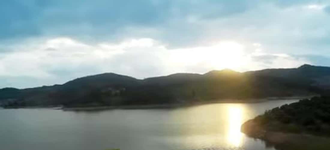 早晨,苏瓦湖的宁静风景。