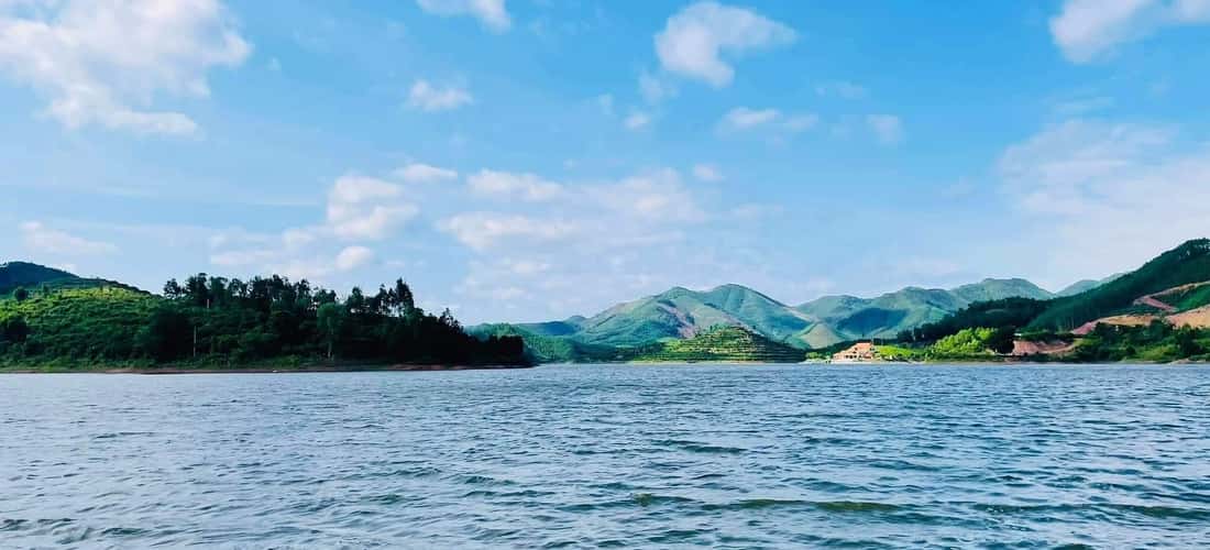 Chiêm ngưỡng vẻ đẹp bình yên của hồ suối Nứa.