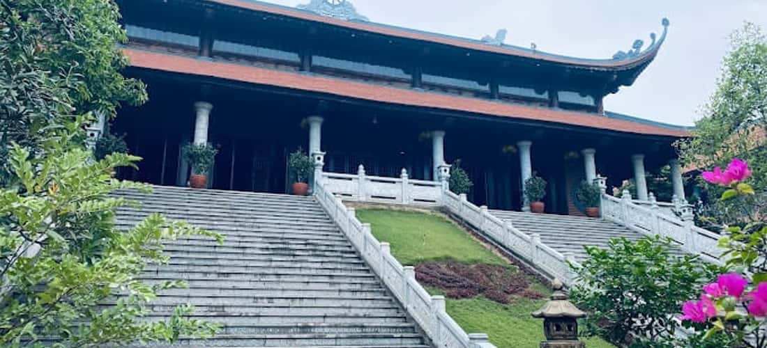 寺庙的建筑具有传统的东方风格