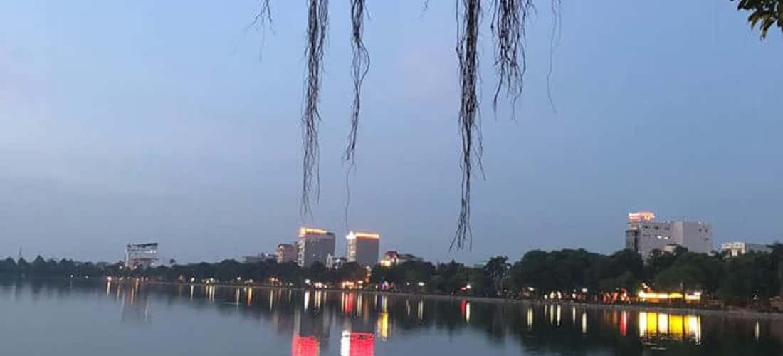 Bach Dang Lake의 평화로운 야간 장면.