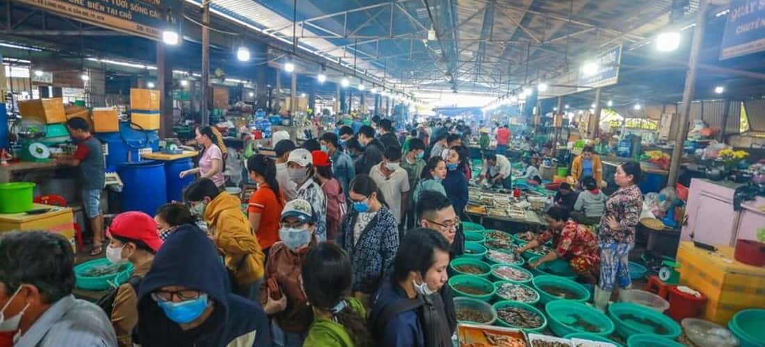 Quat Lam的传统海鲜市场专门从事新鲜和新鲜的海鲜商品。