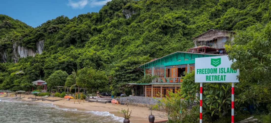 Hòn đảo có một bãi tắm trứ danh, mang vẻ đẹp hiếm hoi với hai bãi tắm đối diện nhau, cách nhau một bờ cát nhỏ.