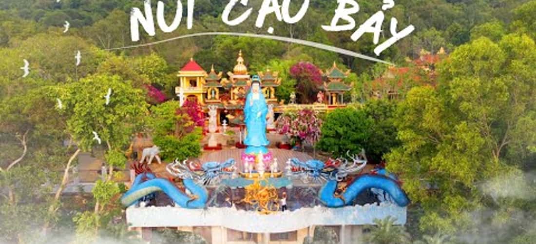 태국인 Pagoda Mountain은 독특한 동양 건축 스타일을 가지고 있습니다.