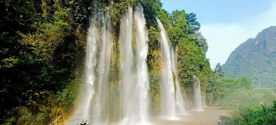 Thác với sự đan xen của nhiều dòng thác khác nhau, có độ cao khoảng vài chục mét, đổ trắng xóa xuống sông Thần Sa.