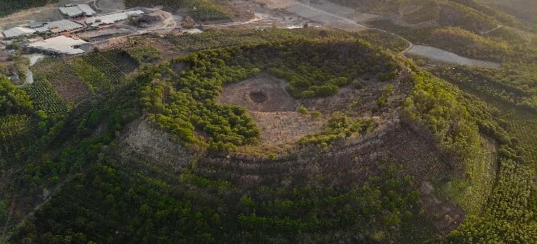南卡尔火山(Nam Kar Volcano)位于Krong No地区,与Dak Glong区接壤,被认为是最美丽的火山之一,也是最年轻的五个年轻的地质公园之一。