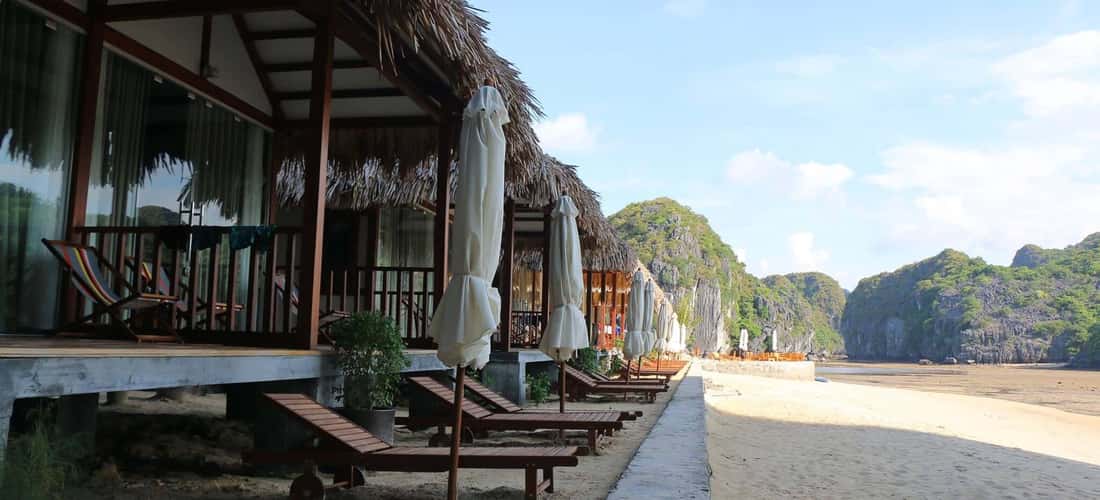 Bãi tắm này nằm trên đảo Vạn Bội, thuộc hệ thống vịnh Lan Hạ, Cát Bà, Hải Phòng. Nơi đây rất gần trung tâm thị trấn Cát Bà nên việc di chuyển rất dễ dàng.