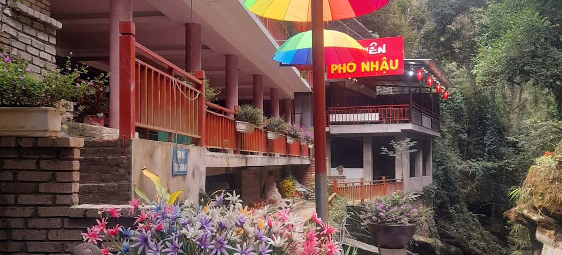 Ban Khoa瀑布地区位于距Lang Son City中心约32公里处,与城市的喧嚣和喧嚣中有一个完全独立的场景。