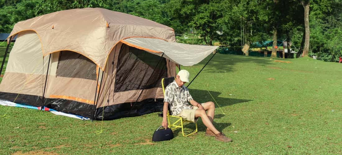 Thảo nguyên Bãi Bùi được ví như tiên cảnh của xứ Mường, với những dãy núi hùng vĩ, đồng cỏ xanh mướt và khí hậu mát lành.