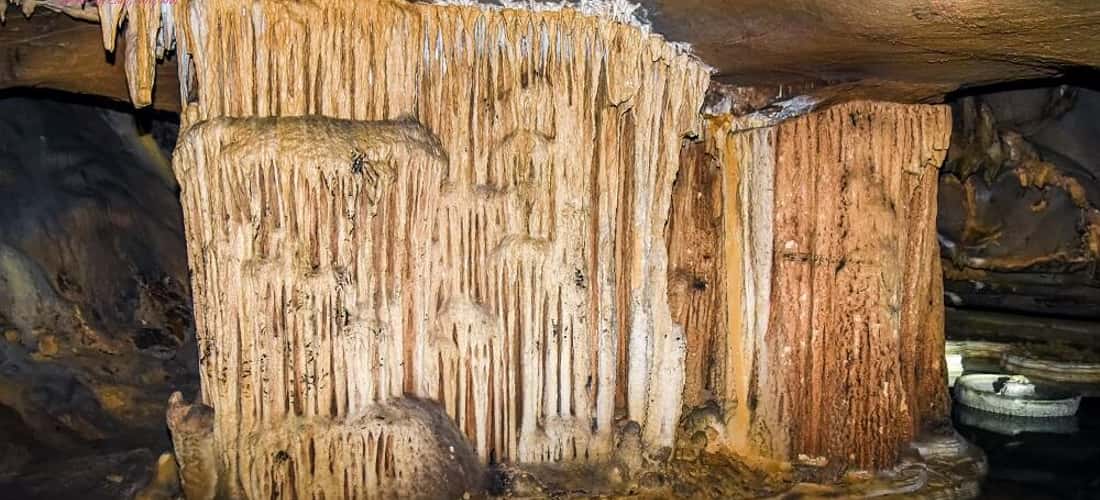 Hang Nà Lả là một hang động xinh đẹp thuộc xã Liên Hội, phía Bắc huyện Văn Quan, tỉnh Lạng Sơn.