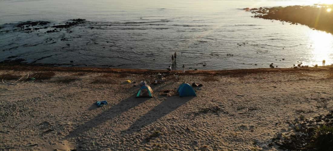 这里的海滩仍然是原始的，主要是当地人来淋浴