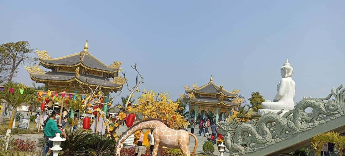 Đây là một điểm đến hút khách du lịch nổi tiếng ở Hải Tiến. Chùa Bụt được đánh giá là một trong những ngôi chùa đẹp nhất Thanh Hóa, chùa nằm gần bãi đá Hòn Bò