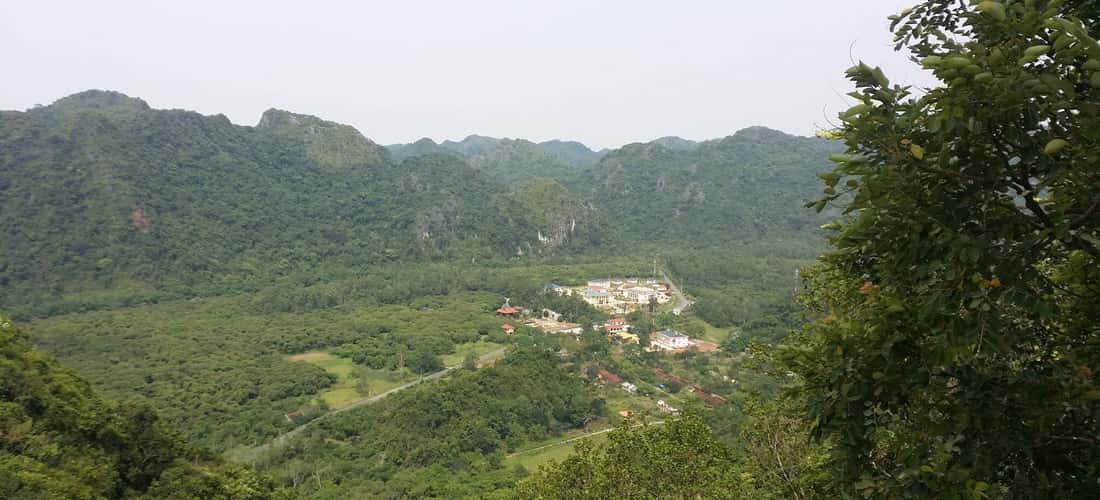“ ngu lam”这个名字唤起了战略位置的形象，可以从上面观察到Cat Ba的全景。
