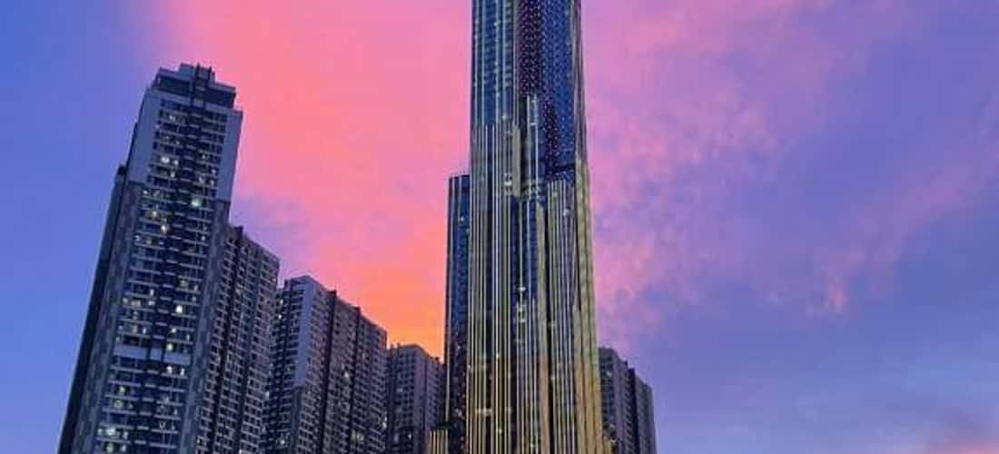 无论您站在胡志明市的何处，都可以看到高耸的建筑图像，就像触摸这云一样。