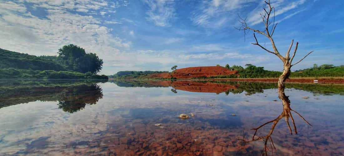 巧克力Bao Loc- Nam Phuong Hien湖河岸的独特美景。