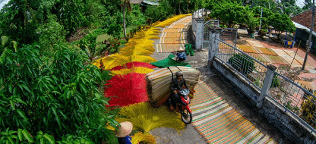 이곳의 노인들에 따르면, Dinh Yen Mat Weaving Village는 수백 년 전에 설립되었습니다.