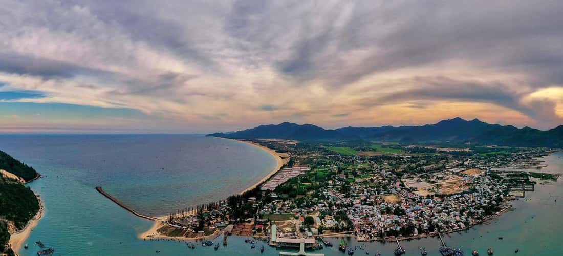 De Gi Beach는 Quy Nhon City에서 50km이며 거칠고 평화로운 자연의 아름다움