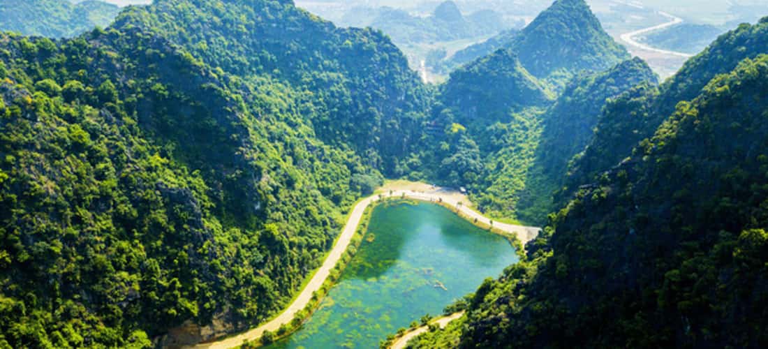 Am Tien Cave拥有迷人的景观,就像Ninh Binh山区中心的“沉睡公主”。
