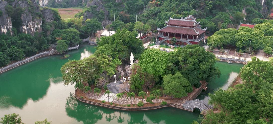 肯塔山山(Ky Lan Mountain)位于谭塔(Tan Thanh Ward),散发出苔藓绿湖(Mossy Green Lake) - 抒情风景,如水 - 彩色图片。