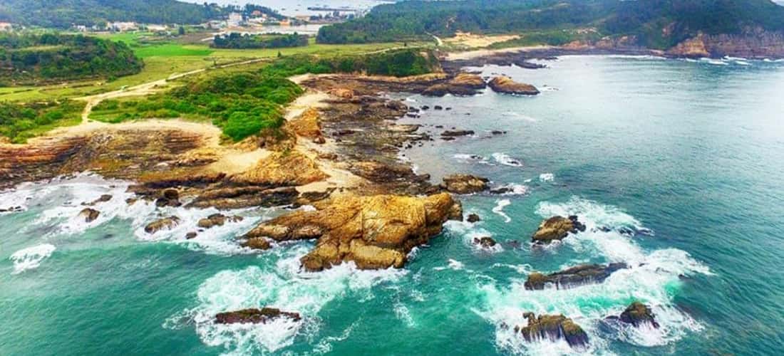 여기 해수는 맑고 녹색입니다. 이곳에 올 때마다 방문객들은 동 롱 록의 웅장하고 거친 아름다움에 감탄할 수 있습니다.